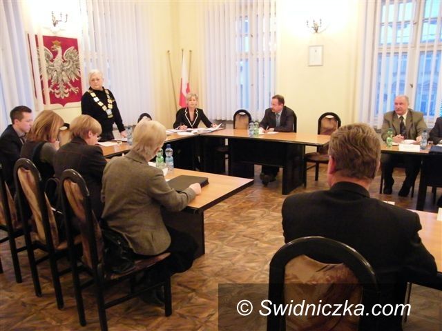 Świebodzice: Trzy uchwały na roboczej świebodzickiej sesji