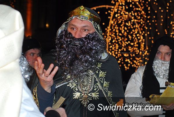 Świdnica: Żywa szopka, samorządowcy w rolach biblijnych postaci