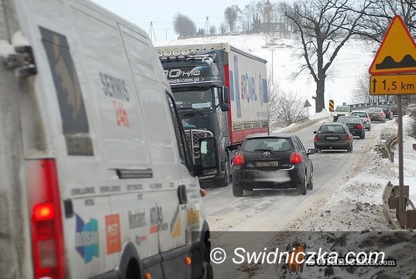powiat świdnicki: Wiatr nawiał śnieg na drogi [aktualizacja popołudniowa]