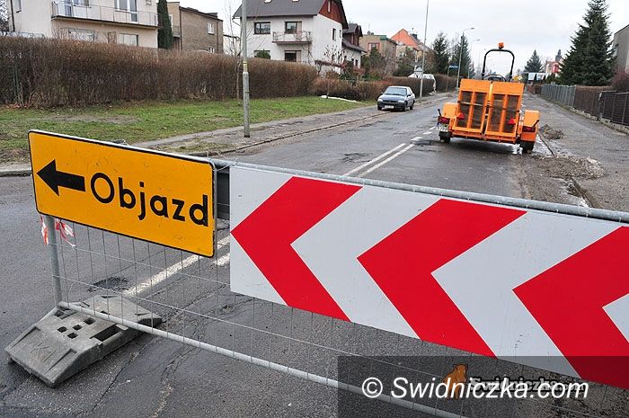Świdnica: Zimowe łatanie zamkniętej Wałbrzyskiej