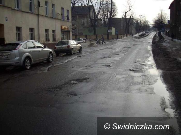 powiat świdnicki: Dziura przy dziurze, czyli slalomem po wojewódzkich szosach