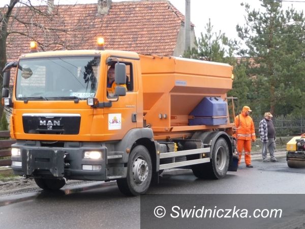 powiat świdnicki: Pogoda pozwala – trwa łatanie powiatowych dróg