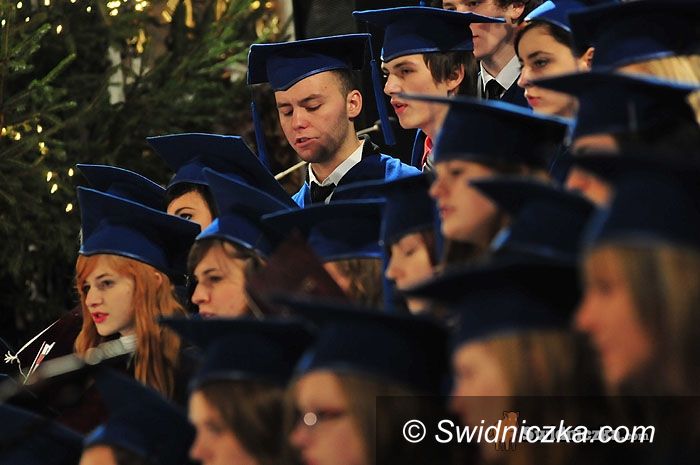 Świdnica: Kolędowanie licealnego chóru
