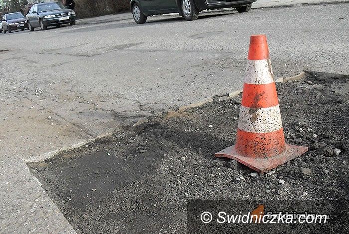 powiat świdnicki: Dziury czyhają na nasze auta, czyli horror w drodze