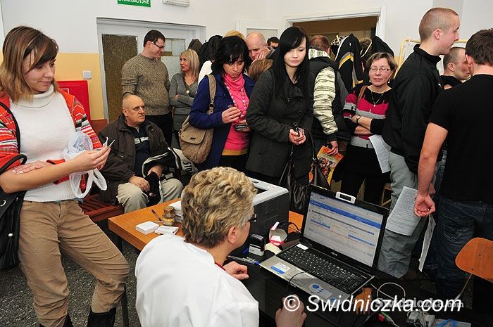 Świdnica: Tłumy chętnych do igły