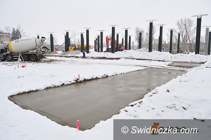 Świdnica: Galeria do przodu: styczeń – słupy, luty – ściany, marzec – dach