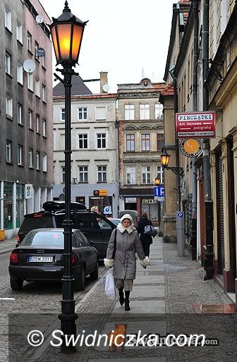 Świdnica: Lampy oświetlały biały dzień