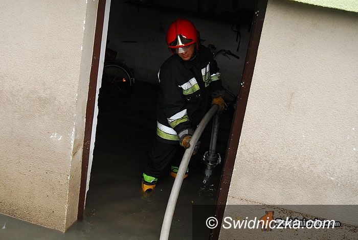 Tomkowa: Temperatura na plusie, woda w piwnicach