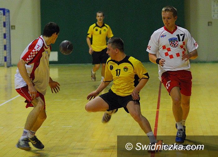 III-liga szczypiorniaka: Zwycięstwo ŚKPR–u II na inaugurację