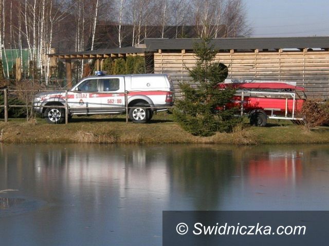 Dobromierz/Świebodzice: Ratowali poszkodowanego z wody skutej lodem