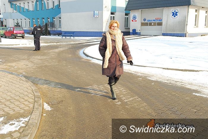 Świdnica: Starosta po poślizgu cudem uniknął zderzenia z drzewem