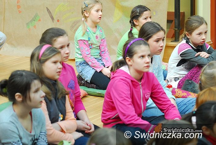 Świdnica: Ferie, ferie i po feriach – w bibliotece na koniec wystąpił teatr Maska