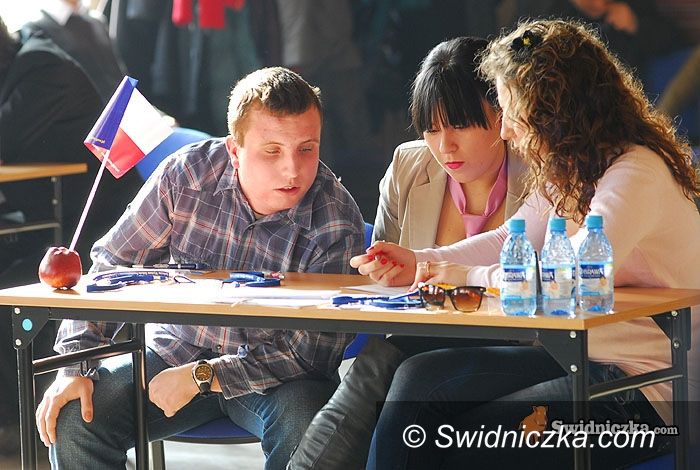 Świdnica: Drużyna II LO jedzie do europarlamentu