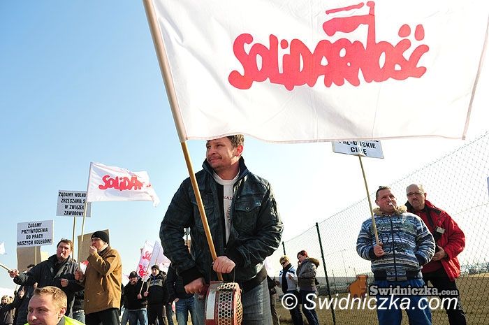 Żarów: Pikieta w Żarowie: „Sobotnio–niedzielna praca w gówno się  obraca”