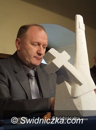 Świdnica: W kwietniu manifestacja na skwerze Kaczyńskiego, pomnik (zmodyfikowany) będzie później