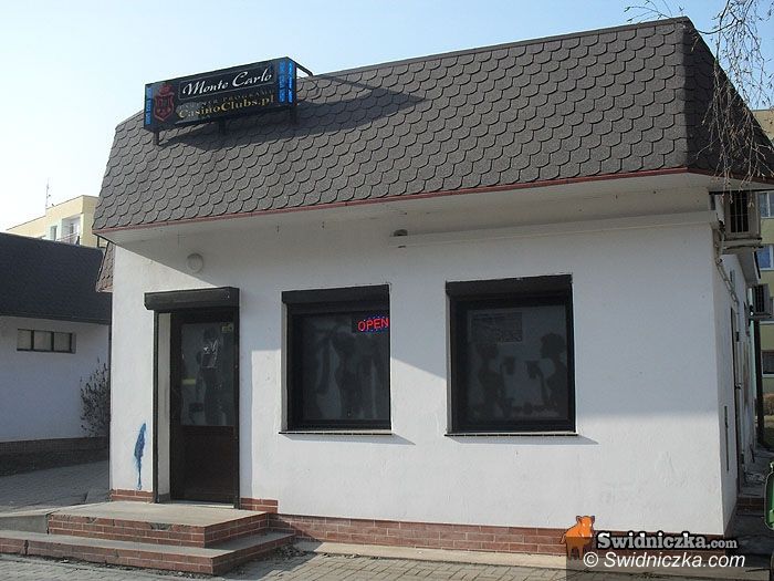 Świdnica: Nożownik – jedno kasyno obrabował na 4 tys. zł, w drugim ranił pracownicę