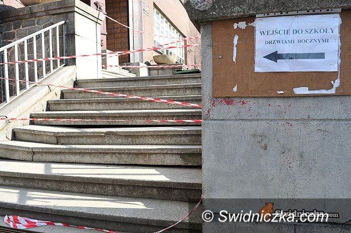 Świdnica: Wejście do szkoły grozi&#8230; zawaleniem