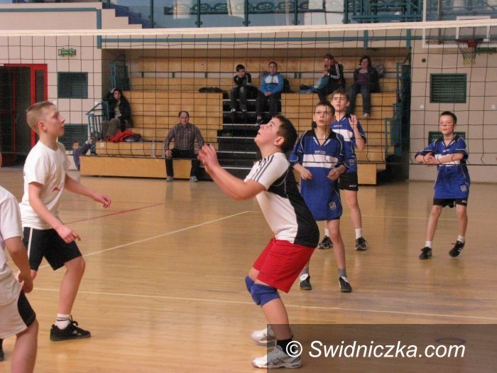 Świdnica: Turniej siatkarskich trójek dla zawodników SP 4