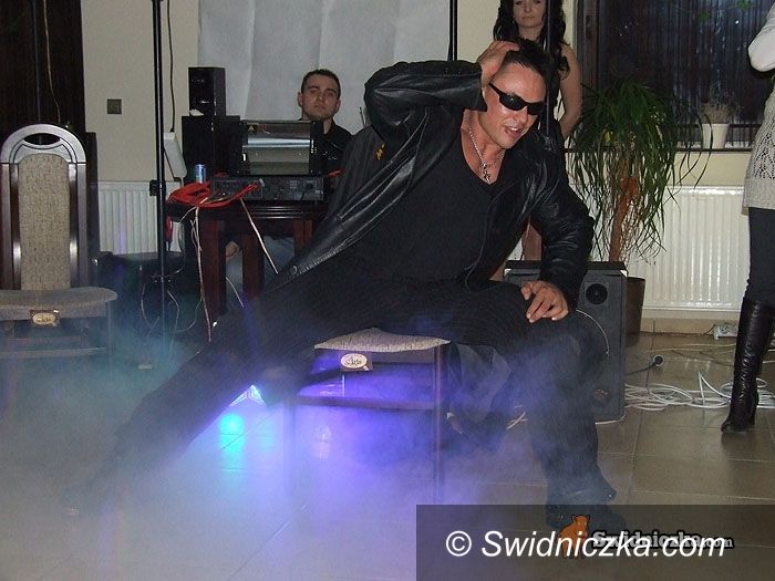 Świdnica: Dzień Kobiet! Panie życzą Paniom (w prezencie zdjęcia striptizera)