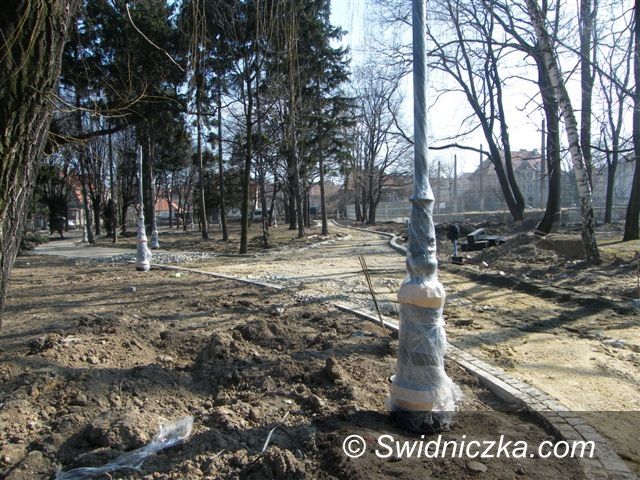 Świebodzice: Kładą ścieżki w świebodzickim parku
