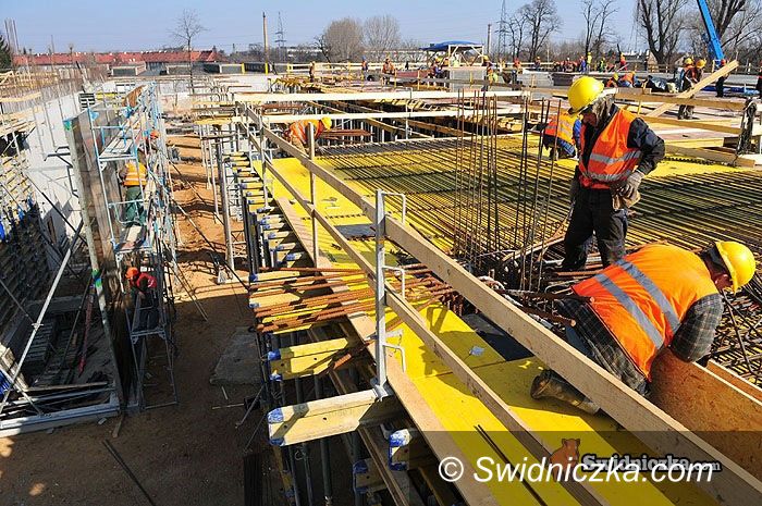 Świdnica: Galeria Świdnicka – wyżej, coraz wyżej, dach na koniec miesiąca