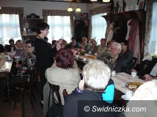 Świebodzice/Wrocław: Panie ze Stowarzyszenia 3. Wieku świętowały dwa dni (i oglądały męskie akty!)