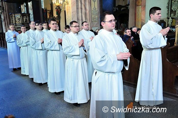 powiat świdnicki/Dolny Śląsk: Poniedziałek w Świdnicy i w okolicy – zabójstwo pod wpływem dopalaczy, o psach, rozbójnikach i poezji