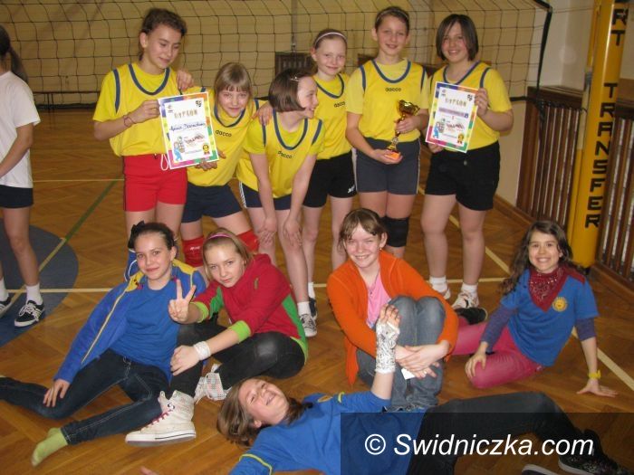 Świdnica: Turniej siatkarskich dwójek dla uczennic SP 8