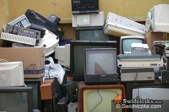 Świebodzice: Dziurawa kanapa, zepsuty telewizor i pralka z poprzedniej epoki – oddaj, nie wyrzucaj