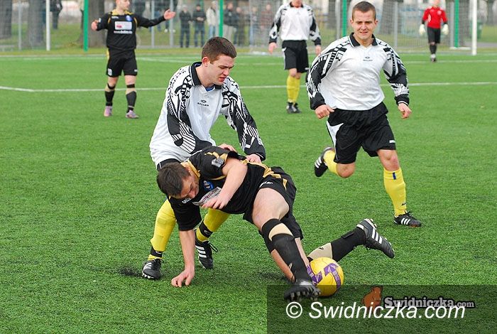 Świdnica: Derby powiatu dla Stali, Zjednoczeni na kolanach
