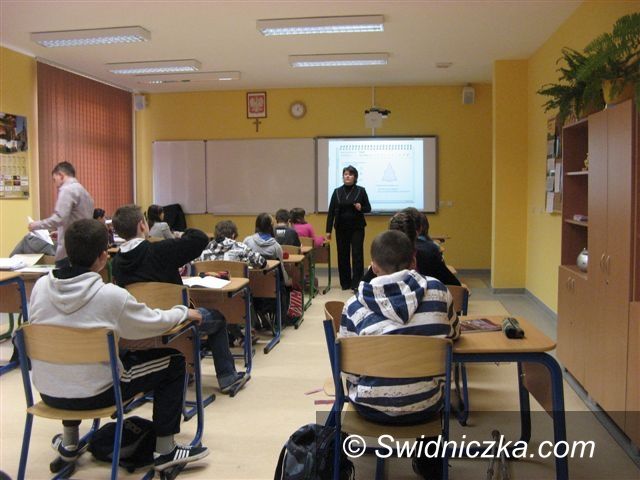 Świebodzice: Samorządowcy i urzędnicy w szkolnych ławkach