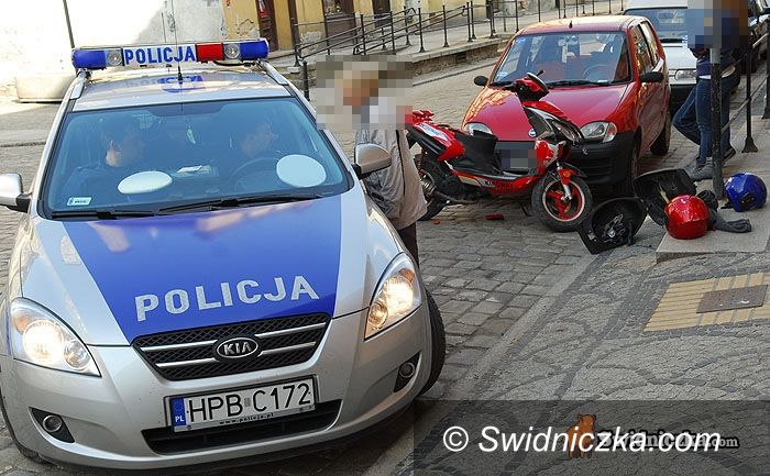 Świdnica: Nieletni wjechał w zaparkowane seicento