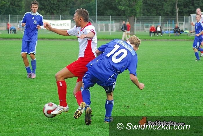 III-liga piłkarzy: Dotkliwa porażka Polonistów, Arka trafiła pięciokrotnie