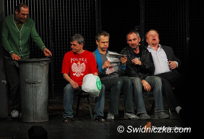 Świdnica: Goło i wesoło na deskach teatru, czyli salwy śmiechu, gdy panowie robią striptiz