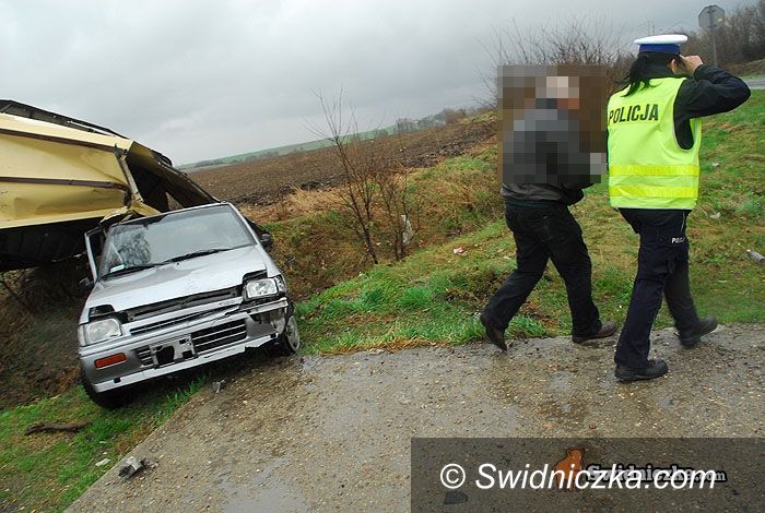 Komorów/Witoszów: Tico ścięło wiatę przystankową – groźnie na trzydziestcepiątce