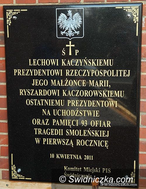 Świdncia: Tablica poświęcona ofiarom smoleńskiej tragedii już wisi
