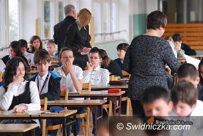 powiat świdnicki/Dolny Śląsk: Wtorek w Świdnicy i okolicy – tablica smoleńska, komitet obrony Latawca i znana aktorka