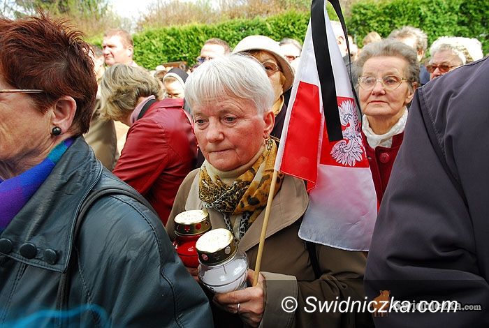 Świdnica: Świdniczanie w hołdzie ofiarom tragedii – tablica odsłonięta