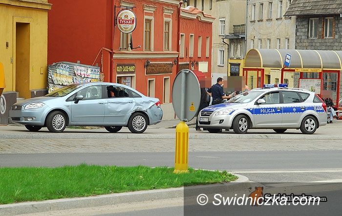 Świdnica: Ciężarówka kontra fiat – 200 zł mandatu