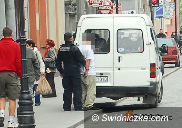 powiat świdnicki/Dolny Śląsk: Środa w Świdnicy i w okolicy – wypadek w centrum miasta, gimnazjaliści na filmie