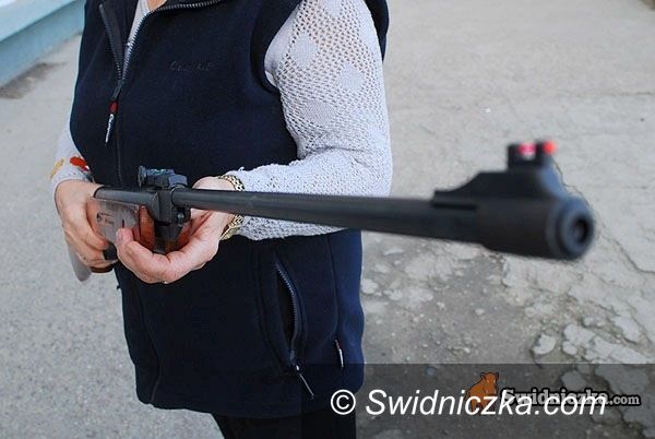 Świebodzice: Młoda kobieta postrzelona w Świebodzicach