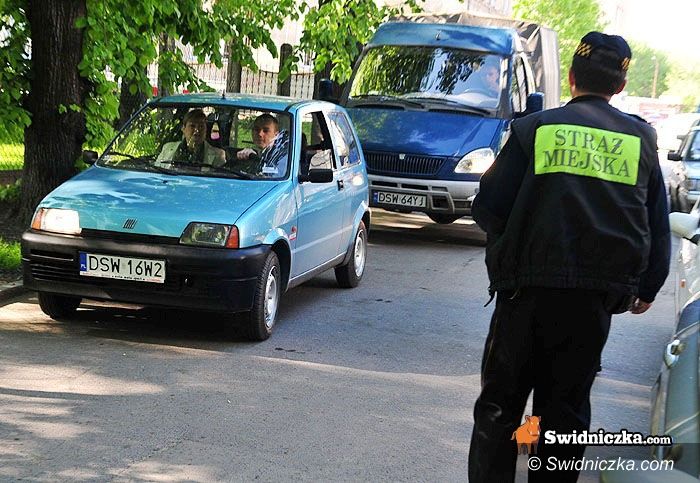 Świdnica: Na maturę z mandatem? – maturzyści zatarasowali drogę