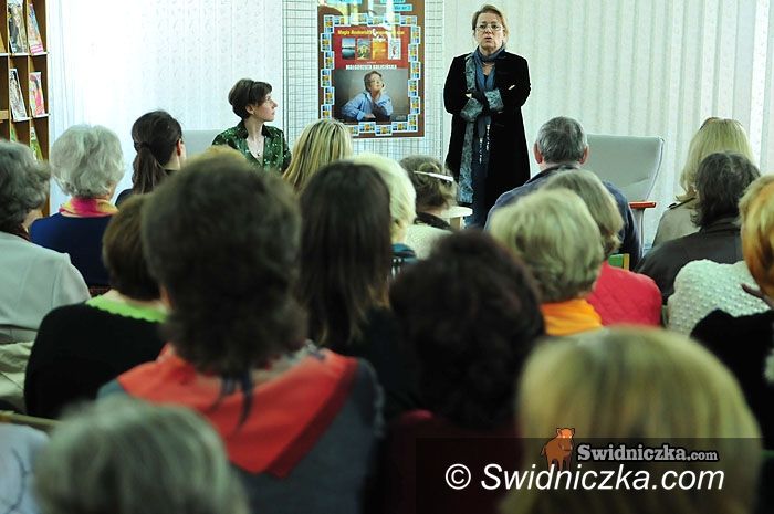 Świdnica: Autorka "Domu nad rozlewiskiem": Pełną garścią czerpię z siebie