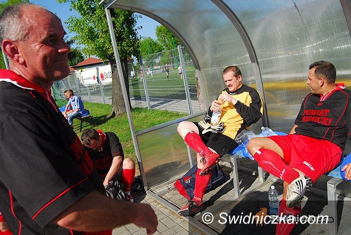 Świdnica: Samorządowcy wybiegli na murawę