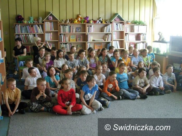 Świdnica: Tropem Kocich Historii, czyli Tomasz Trojanowski gościem małych czytelników