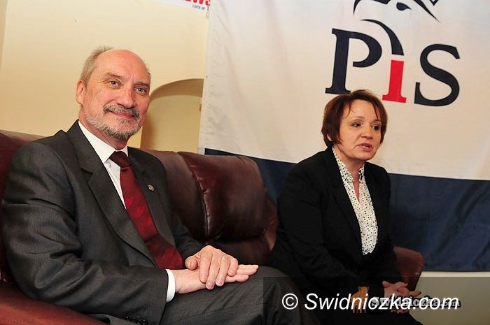 Świdnica: Ja się nie zajmuję sztuczną mgłą – Macierewicz odwiedził Świdnicę 