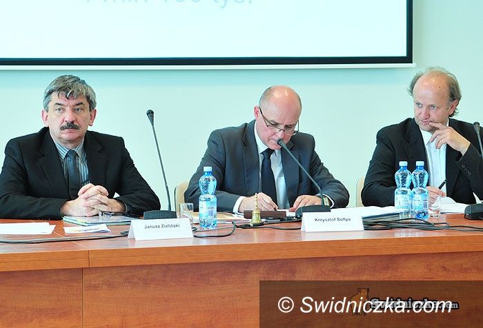 Świdnica: Latawiec z nową radą, powiat z nowymi zespołami szkół