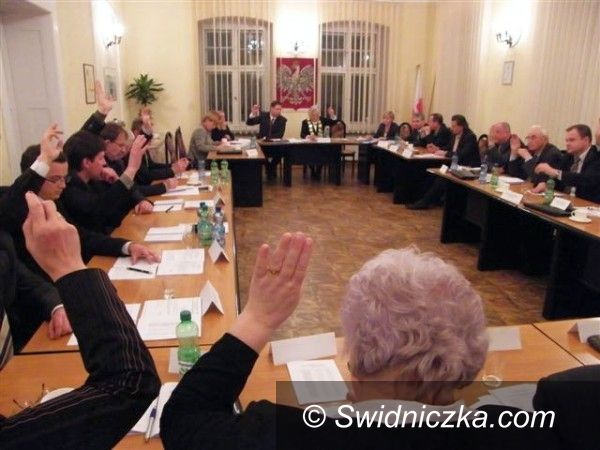 Świebodzice: Ile za odprowadzanie ścieków? Do której otwarte mogą być sklepy? – sesja w Świebodzicach