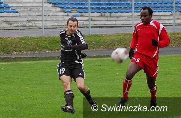 III-liga piłkarska: Christian Nnamani znów trafia w meczu przeciwko Polonii