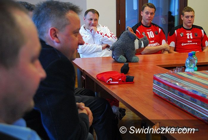 Świdnica: Zawodnicy i działacze ŚKPR–u u prezydenta